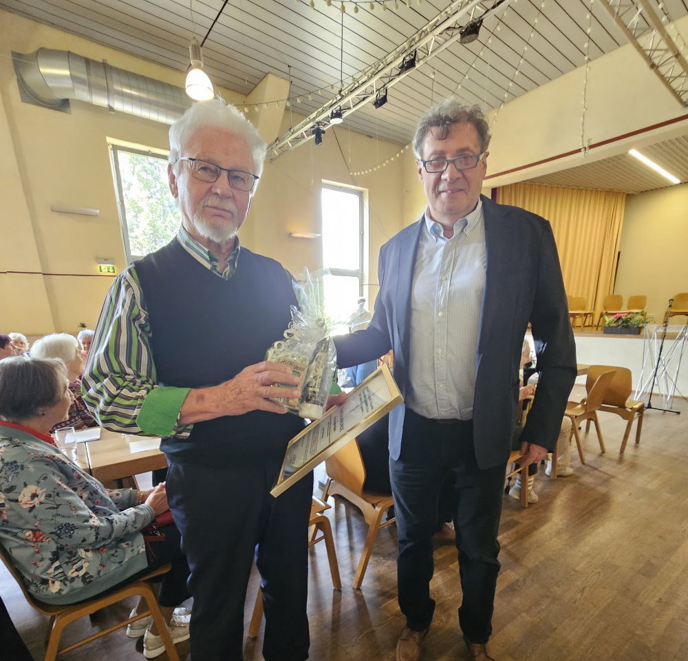 Vorstandsmitglied Kurt Rauch überreicht die Urkunde an das Gründungsmitglied Otmar Joa